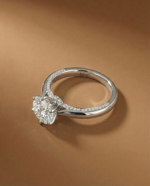 แหวนเพชรแท้-Round-Brilliant-ฝังเพชรใต้ท้องแหวน-kos-jewelry