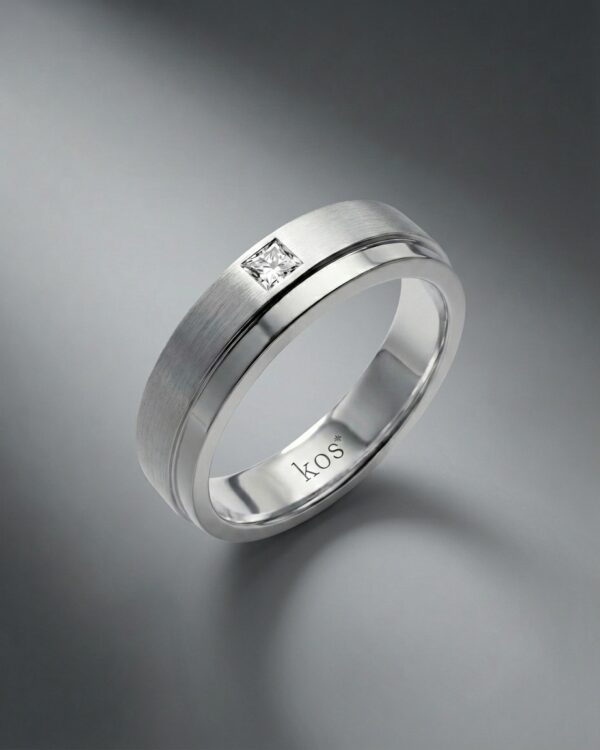 แหวนผู้ชาย KOS ฝังเพชรทรงสี่เหลี่ยม Princess Cut ตัวเรือนขัดด้าน