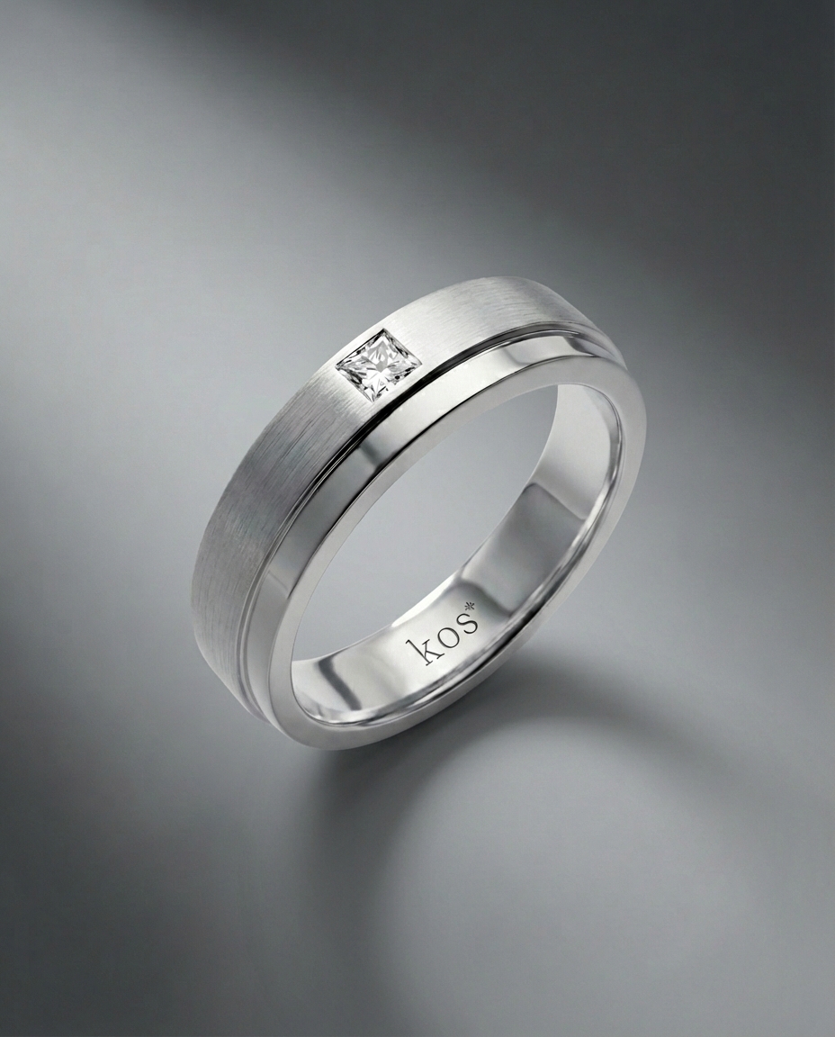 แหวนผู้ชาย KOS ฝังเพชรทรงสี่เหลี่ยม Princess Cut ตัวเรือนขัดด้าน
