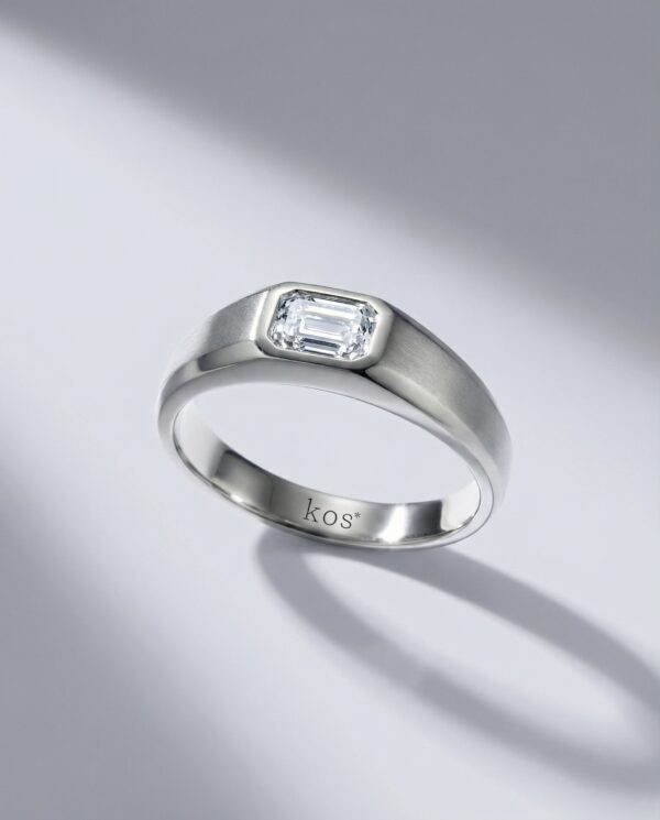 แหวนเพชร Emerald Cut ดีไซน์แนวนอน ตัวเรือนสีเงินขัดด้าน