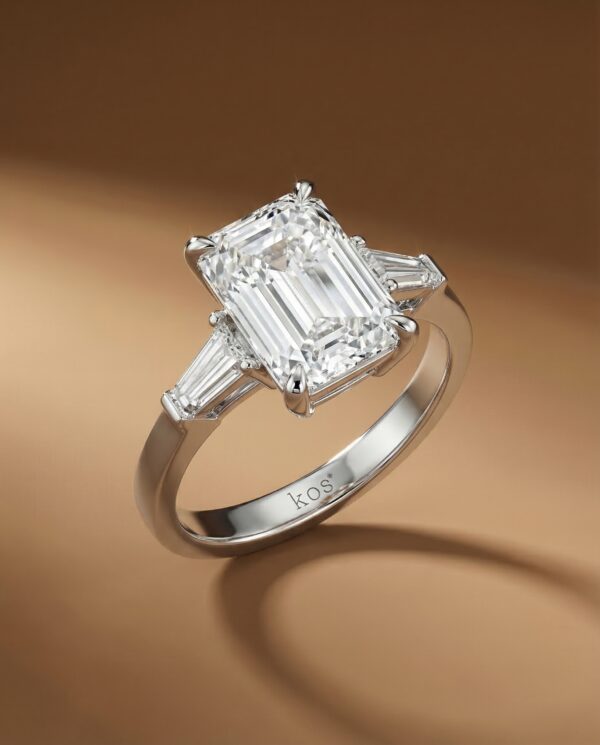 แหวนเพชร-Emerald-Cut-ประดับเพชรข้าง-Baguette