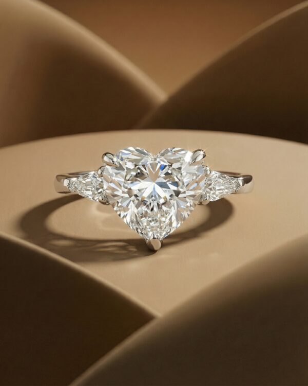 แหวนเพชรหัวใจ ตัวเรือน 3-Stone diamond เพชรข้างเป็น Step Pear Cut