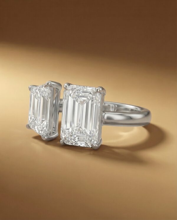 แหวนเพชร Toi Et Moi Ring เพชรคู่ 2 เม็ด Trapeze Cut และ Emerald Diamond Cut