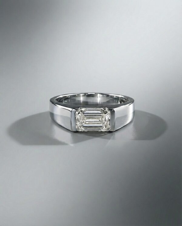 แหวนเพชร Emerald Cut ดีไซน์แนวนอน ตัวเรือนสีเงินขัดด้าน