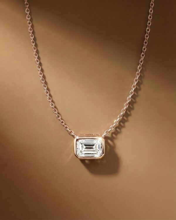 สร้อยคอเพชร Emerald 1 กะรัต ตัวเรือน Bezel ฝังหุ้ม สี Rose Gold