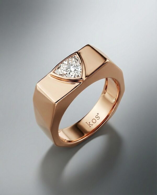 แหวนผู้ชาย Rose Gold ประดับเพชรทรงสามเหลี่ยม ดีไซน์ Geometric ทันสมัย แบรนด์ KOS