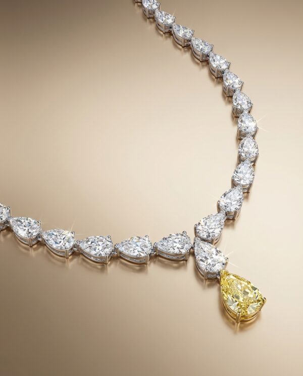 สร้อยคอเพชรทรงหยดน้ำประดับเพชรสีเหลือง Fancy Yellow Diamond ดีไซน์หรู