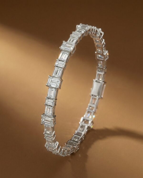 สร้อยข้อมือเพชรแท้ดีไซน์หรูประดับเพชร Emerald Cut และ Baguette Cut เรียงสลับกันอย่างสวยงามสไตล์ Art Deco