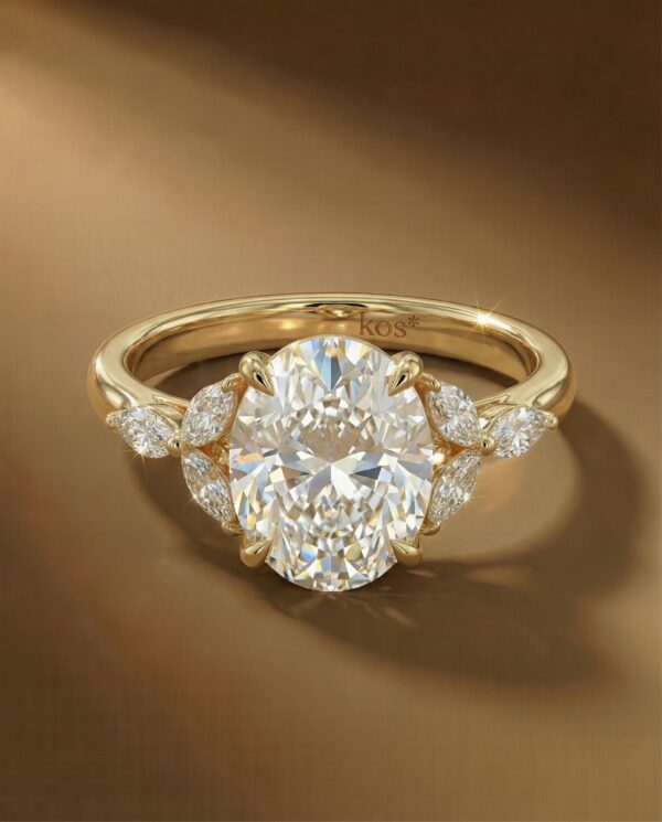 แหวนเพชรทรง Oval ล้อมข้างด้วยเพชร Marquise 3 เม็ดตัวเรือนทองคำ