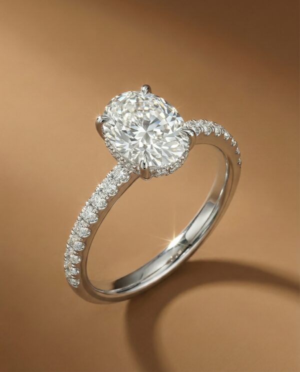 แหวนหมั้นเพชร Oval Cut ก้านฝังเพชร Pavé และ Hidden Halo-แบรนด์-kos