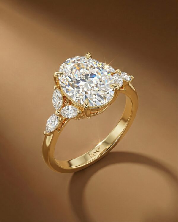 แหวนเพชรทรง Oval ล้อมข้างด้วยเพชร Marquise 3 เม็ดตัวเรือนทองคำ