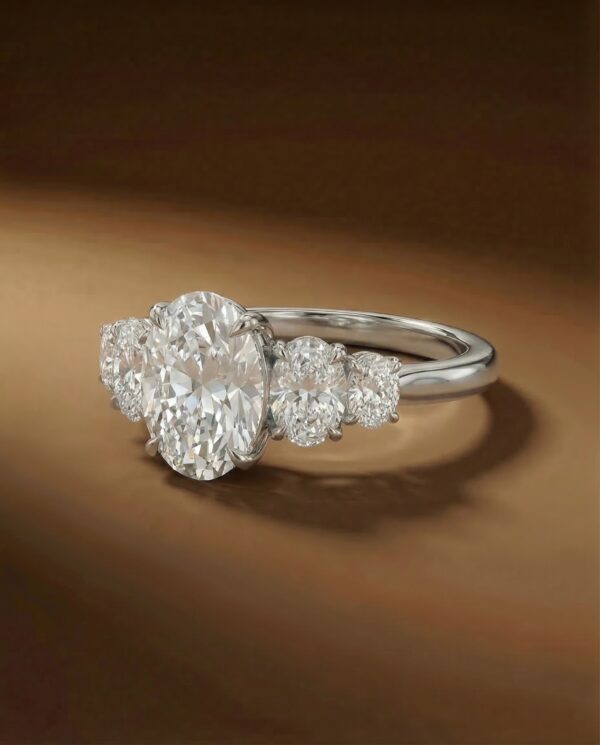 แหวนหมั้น-เพชรทรงรูปไข่-Oval-Cut-Five-Stone-Ring