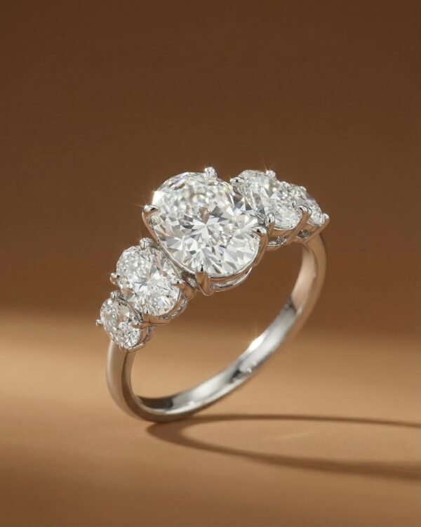 แหวนหมั้น-เพชรทรงรูปไข่-Oval-Cut-Five-Stone-Ring