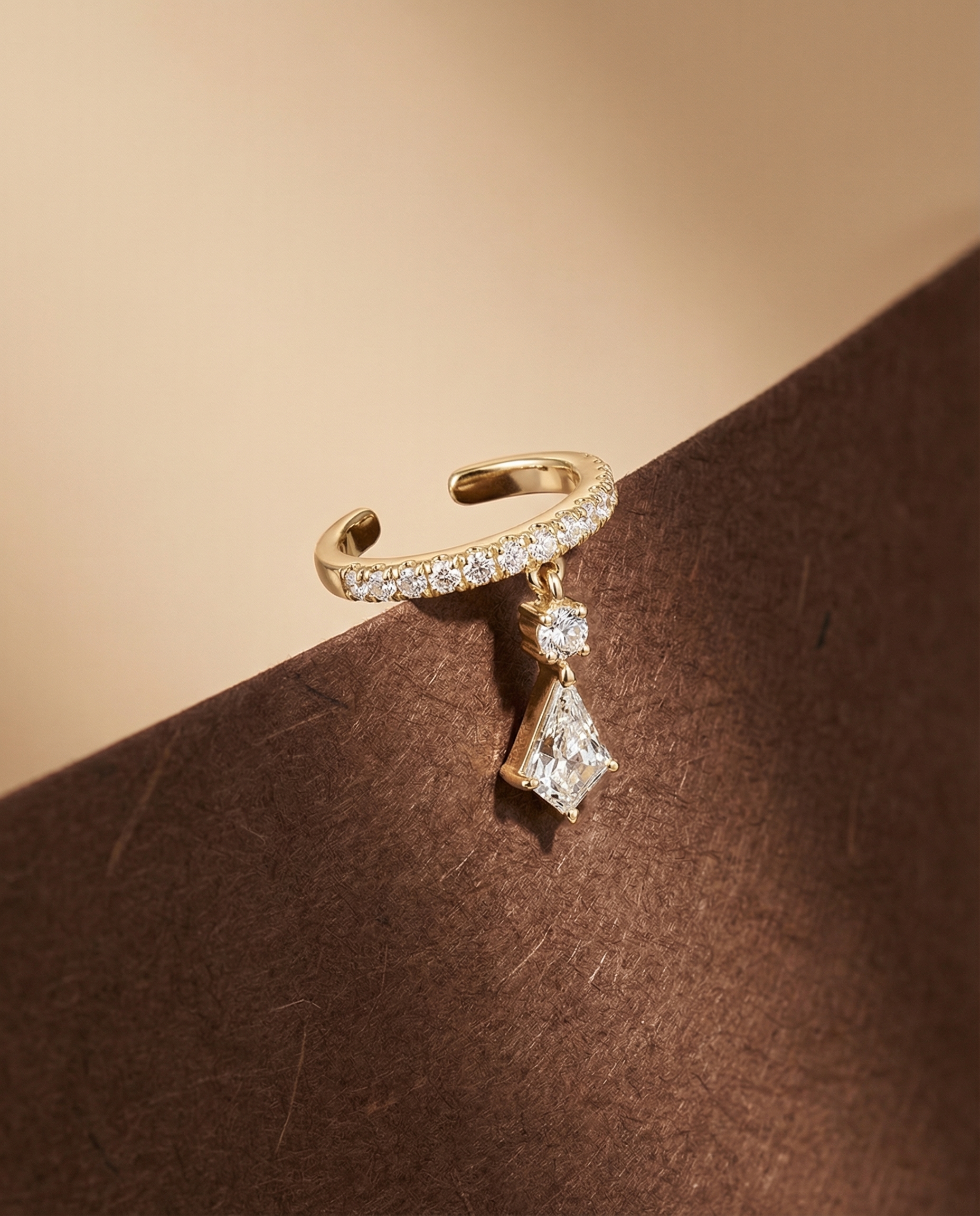 ต่างหู Ear Cuff เพชรแท้แถวไมโครพาเว่ ห้อยจี้เพชรทรงไคท์ Kite Cut